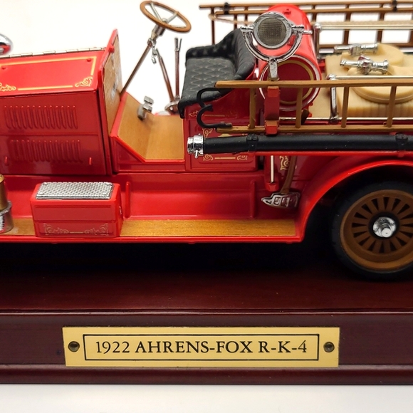 1990 Franklin Mint 1922 Ahrens-Fox R-K-4 model fire engine, wood display stand - Picture 2 of 16